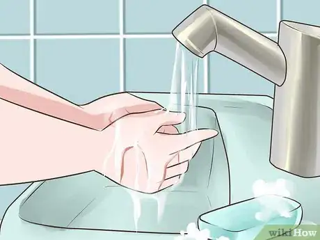 Imagen titulada Not Be Afraid of Contact Lenses Step 6