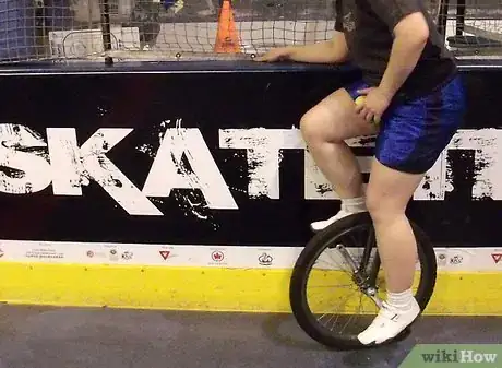 Imagen titulada Mount a Unicycle Step 3