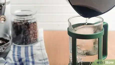Imagen titulada Make Coffee With a Coffee Press Step 5