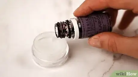 Imagen titulada Make Lip Gloss with Honey Step 12