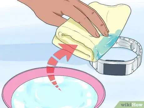 Imagen titulada Clean a Fitbit Band Step 14