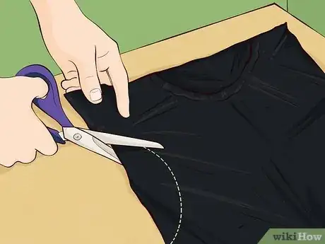 Imagen titulada Make a Trash Bag Poncho Step 4