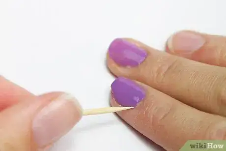Imagen titulada Paint Your Nails With the Opposite Hand Step 10