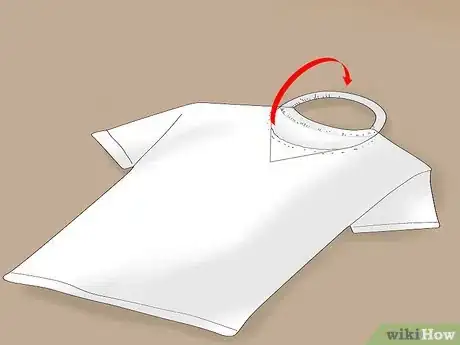 Imagen titulada Cut a T Shirt Into a V Neck Step 6