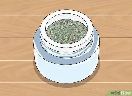 Imagen titulada Make Holographic Nails Step 1