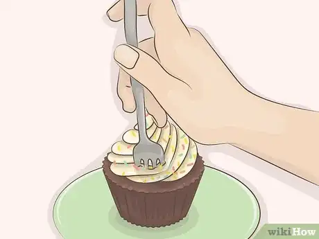 Imagen titulada Eat a Cupcake Step 9