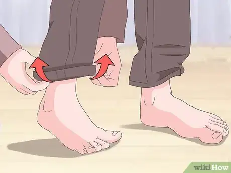 Imagen titulada Tuck Jeans Into Boots Step 2