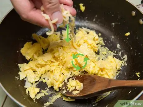 Imagen titulada Make Cheesy Scrambled Eggs Step 7
