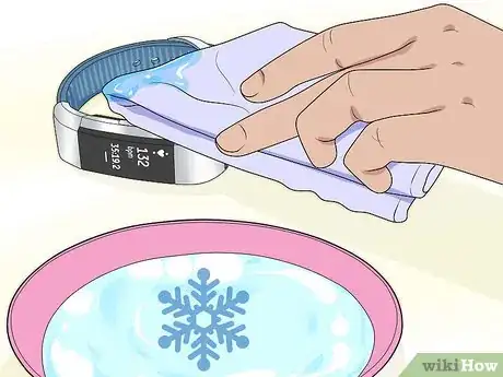 Imagen titulada Clean a Fitbit Band Step 19