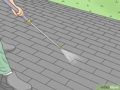 Imagen titulada Clean Roof Shingles Step 8