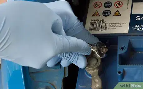 Imagen titulada Clean Battery Connections Step 8