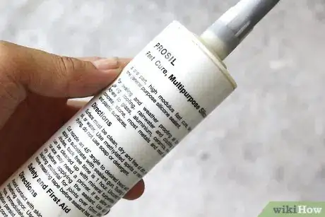 Imagen titulada Caulk Around a Toilet Step 4