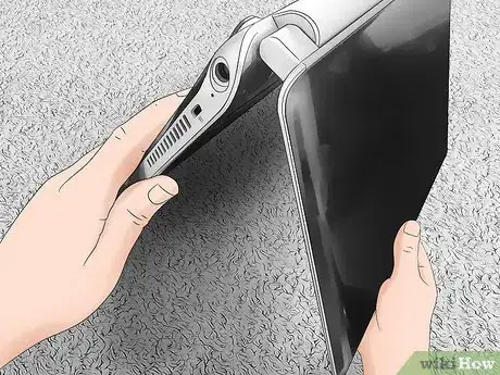 Imagen titulada Clean a Laptop Keyboard Step 2