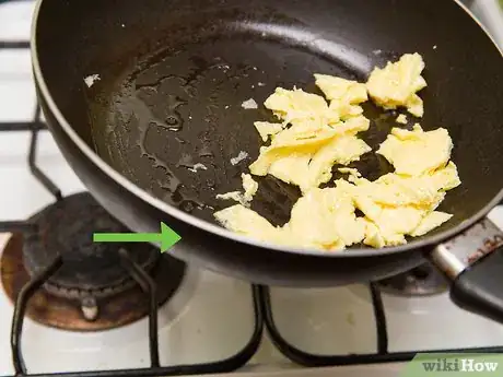 Imagen titulada Make Cheesy Scrambled Eggs Step 6