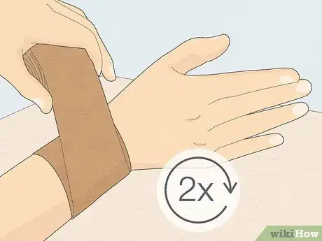 Imagen titulada Wrap a Sprained Thumb Step 5
