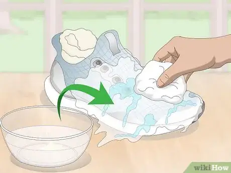 Imagen titulada Clean Mesh Shoes Step 4