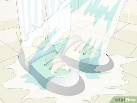 Imagen titulada Stretch Rock Climbing Shoes Step 13