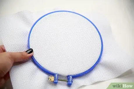 Imagen titulada Mount Fabric in an Embroidery Hoop Final