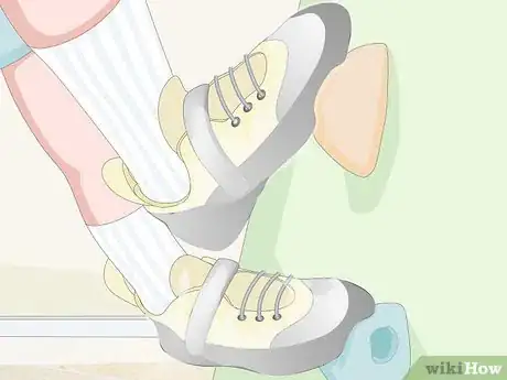Imagen titulada Stretch Rock Climbing Shoes Step 15
