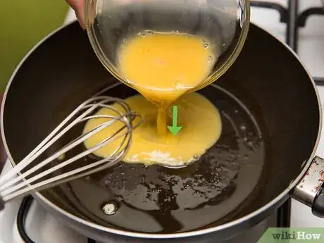 Imagen titulada Make Cheesy Scrambled Eggs Step 4