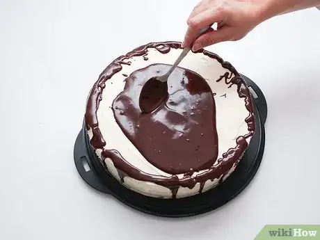 Imagen titulada Make a Drip Cake Step 11