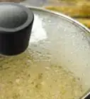 cocinar arroz usando caldo de pollo