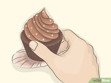 Imagen titulada Eat a Cupcake Step 2