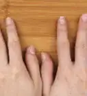 quitar el pegamento de las uñas postizas