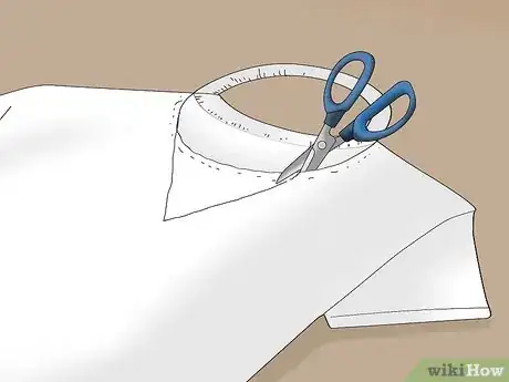 Imagen titulada Cut a T Shirt Into a V Neck Step 7