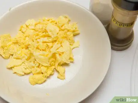 Imagen titulada Make Cheesy Scrambled Eggs Step 8