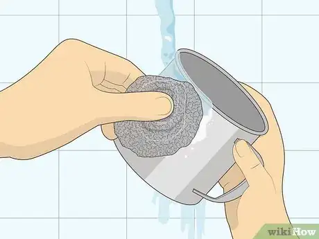 Imagen titulada Clean Rust and Stains from a Tin Step 15