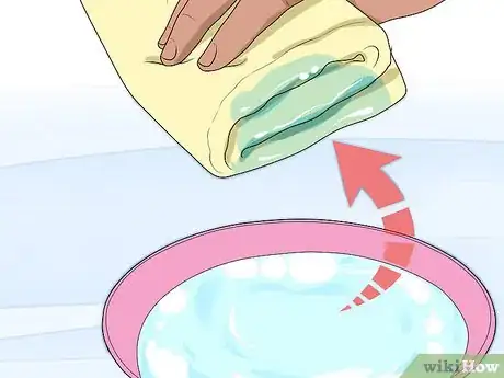 Imagen titulada Clean a Fitbit Band Step 12