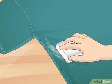 Imagen titulada Get Deodorant Off Your Clothes Step 4