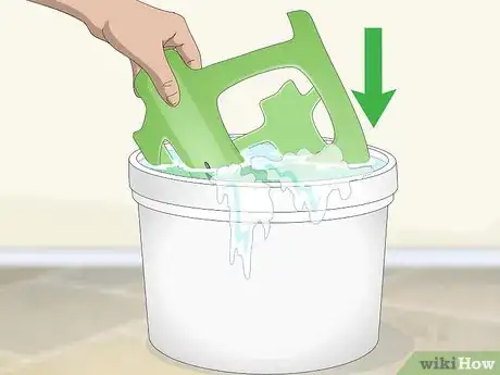 Imagen titulada Remove Paint from Plastic Step 3