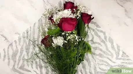 Imagen titulada Wrap Flowers Step 8