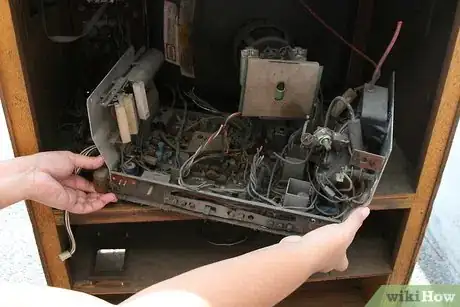 Imagen titulada Convert an Old TV Into a Fish Tank Step 3