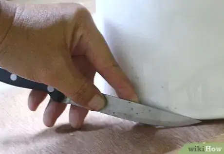 Imagen titulada Caulk Around a Toilet Step 1