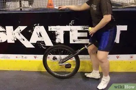 Imagen titulada Mount a Unicycle Step 1
