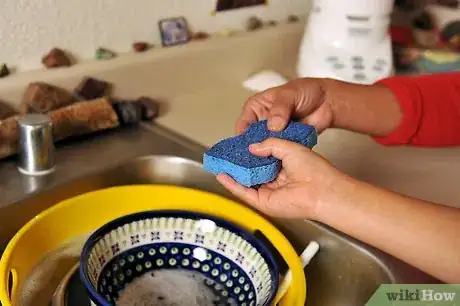 Imagen titulada Teach Your Child to Wash Dishes Step 2