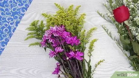 Imagen titulada Arrange Flowers Step 1