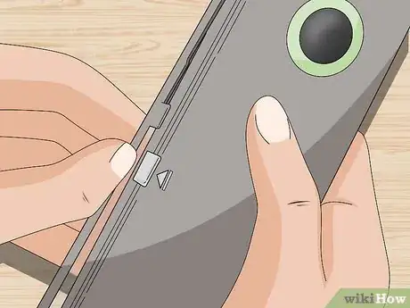 Imagen titulada Open an Otterbox Case Step 5