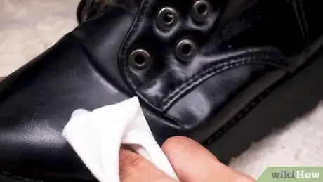 Imagen titulada Polish Boots Step 16