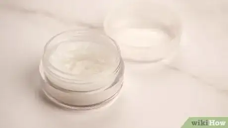 Imagen titulada Make Glitter Lip Gloss Step 6
