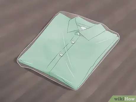 Imagen titulada Fold a Shirt for Business Travel Step 12