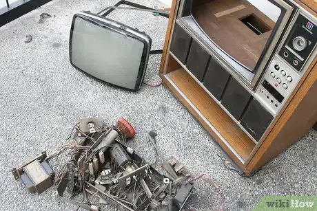 Imagen titulada Convert an Old TV Into a Fish Tank Step 3Bullet1