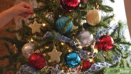 Imagen titulada Decorate a Christmas Tree Step 16