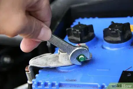Imagen titulada Remove Car Battery Terminals Step 4