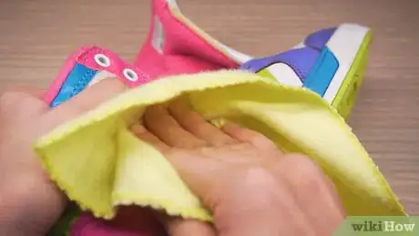 Imagen titulada Clean Shoes with Toothpaste Step 11