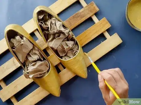 Imagen titulada Make Glitter Shoes Step 9