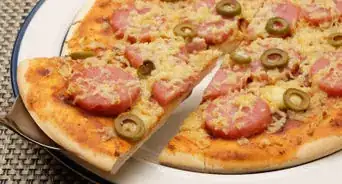 cocinar pizza en un horno a gas